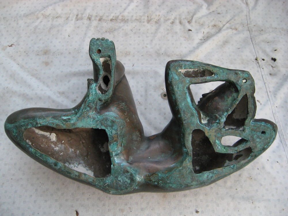Bronze : statue de femme allong&eacute;e, nue. 45cm 8kg. Sign&eacute;e 