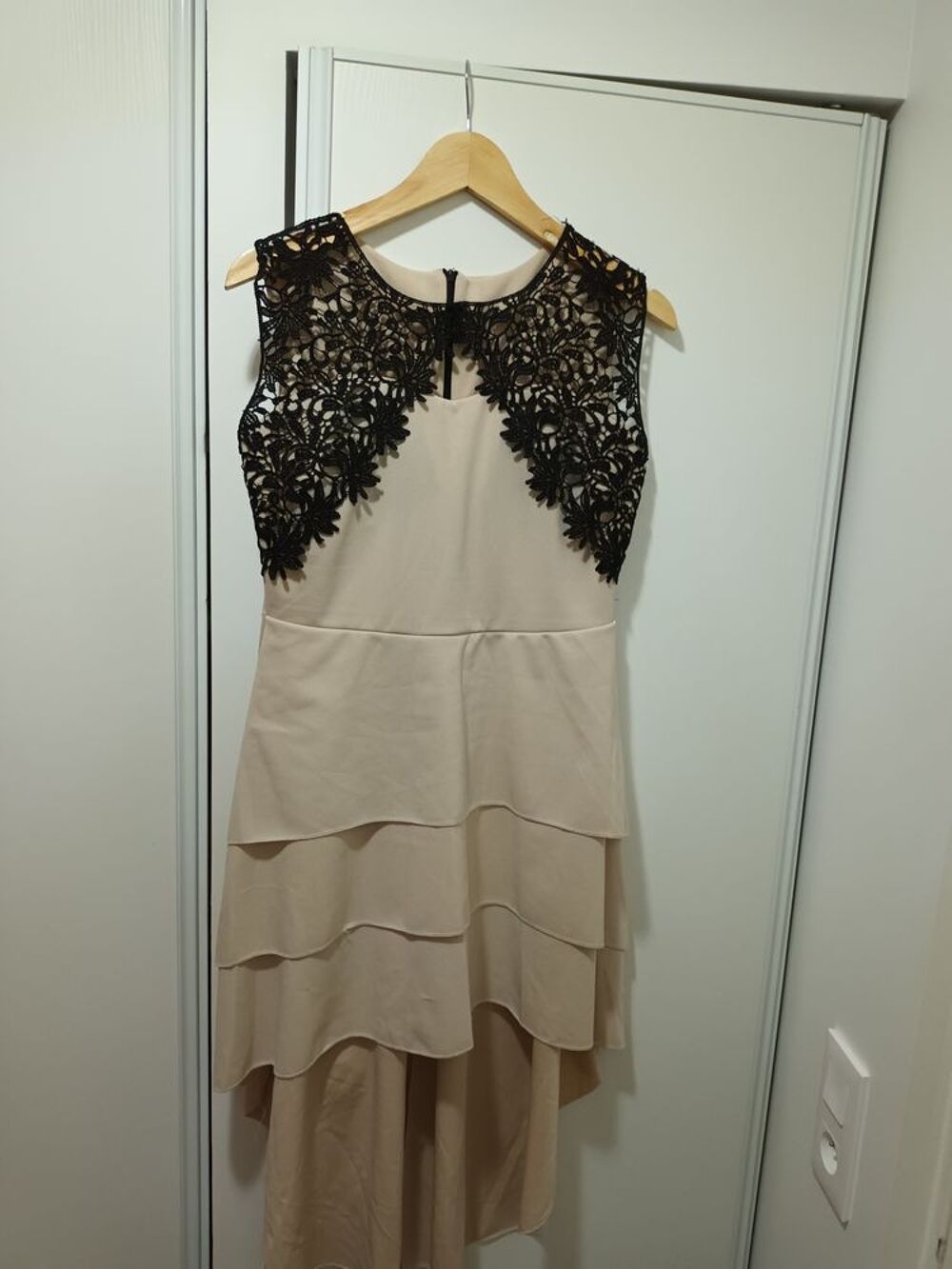 Robe beige NEUF avec dentelle noir Vêtements
