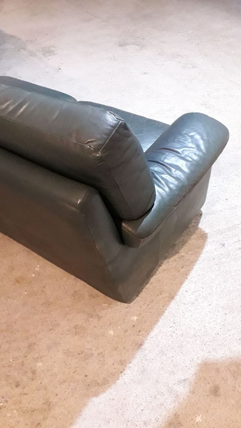 canap&eacute; 2/3 places et 2 fauteuils en cuir vert 
Meubles