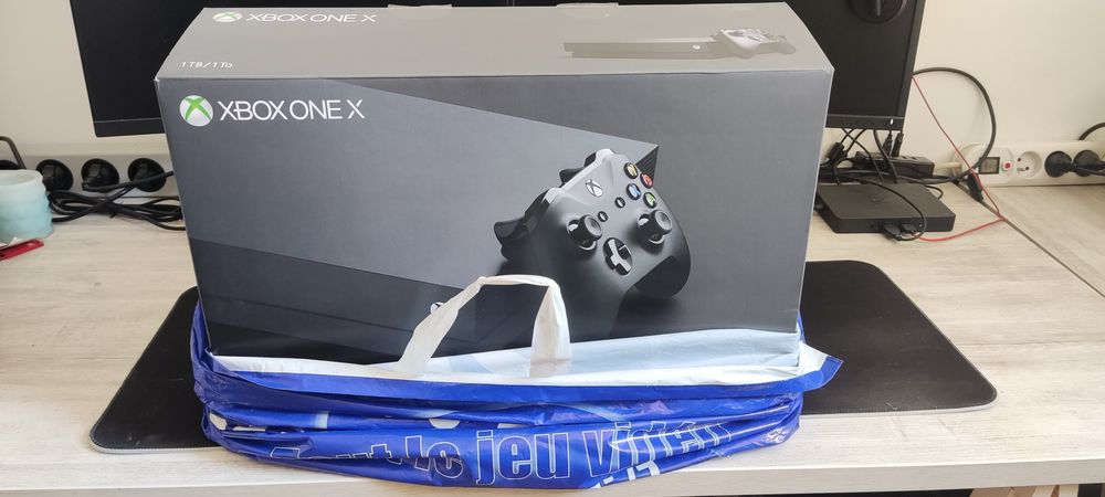 Console XBOX One X / 1 Manette / 4 jeux - Excellent &eacute;tat Consoles et jeux vidéos