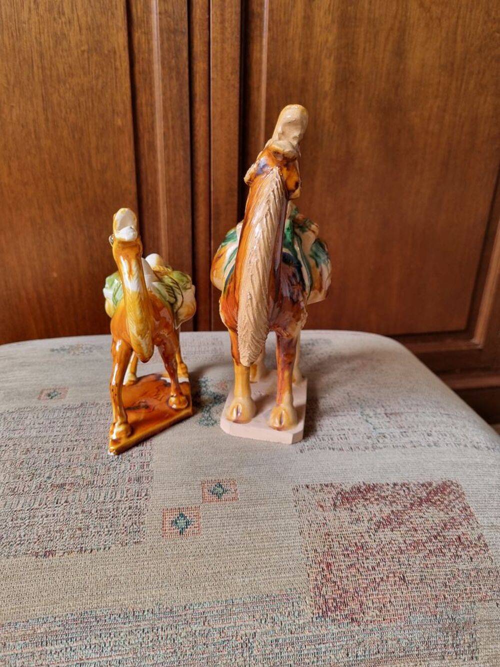 Deux chameaux en porcelaine vitrifi&eacute;e 