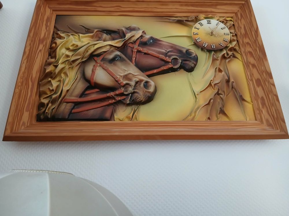  Cadre artisanal t&ecirc;tes chevaux cuir relief, horloge N&deg;1463 Décoration
