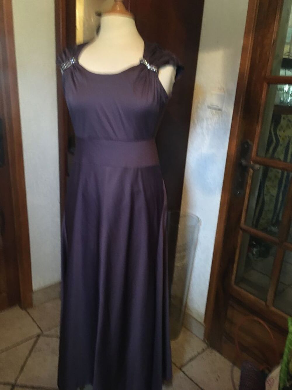 Robe de soir&eacute;e violine avec strass aux &eacute;paules Vêtements