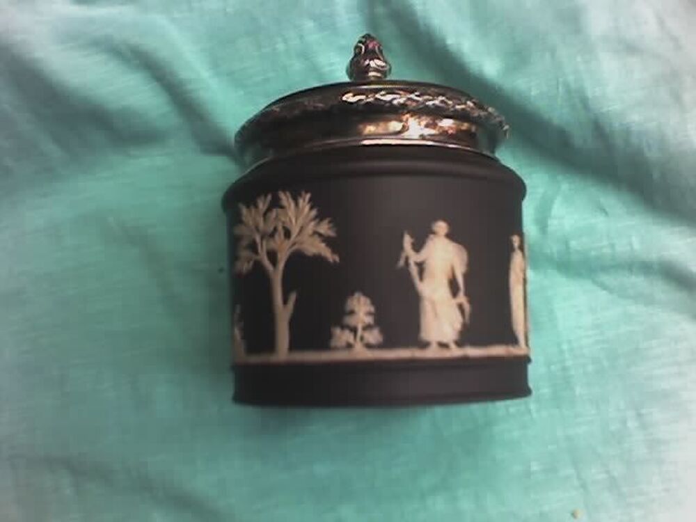 Bo&icirc;te antique en jasperware du 19 si&egrave;cle, marque Wedgwood 