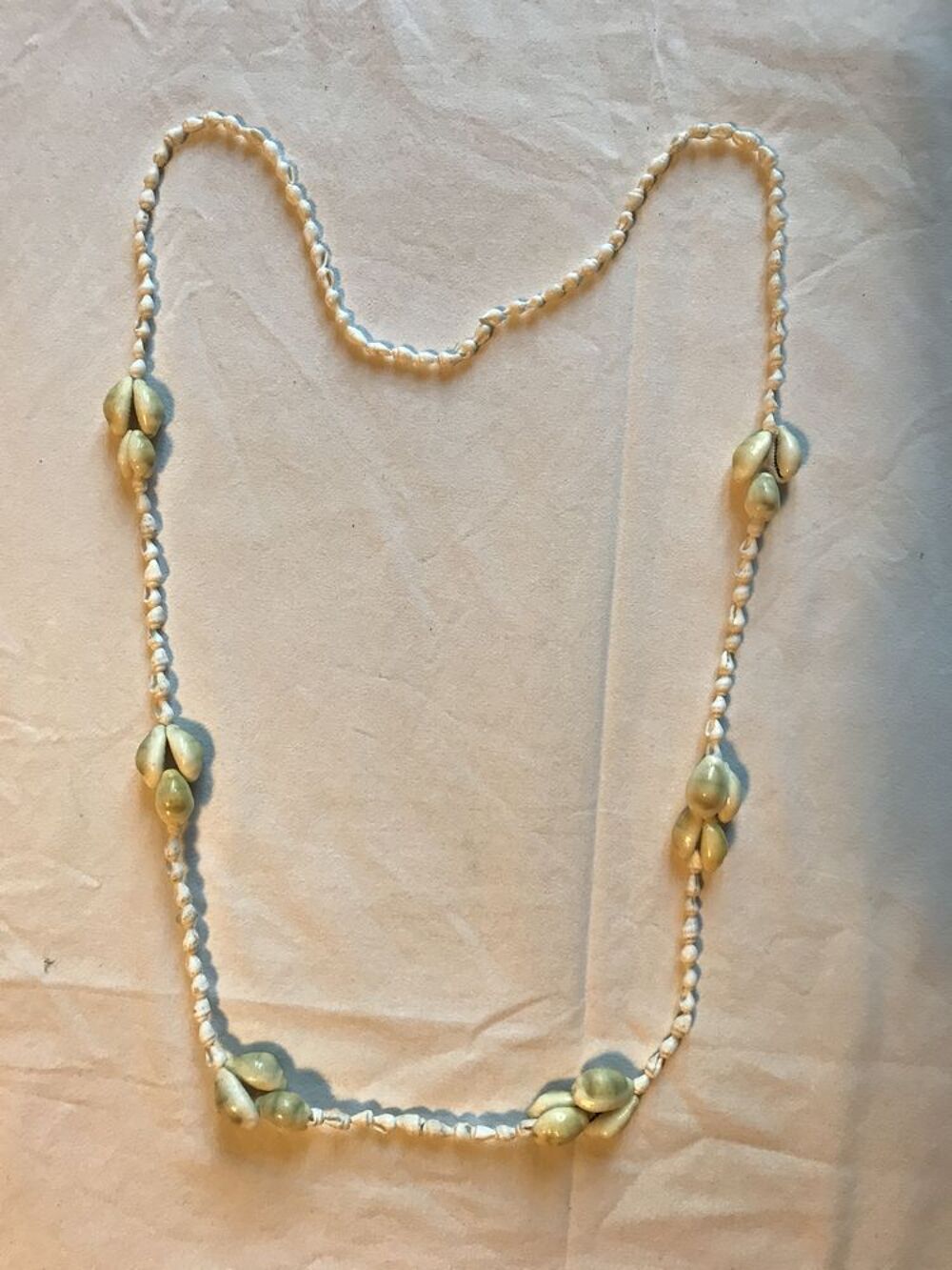 Collier Fantaisie Coquillages Blanc/Beige N Cal&eacute;donie Noumea Bijoux et montres