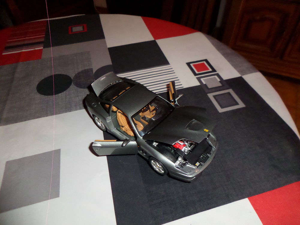 voiture Ferrari 550 maranello 1996 de marque "BURAGO" Jeux / jouets
