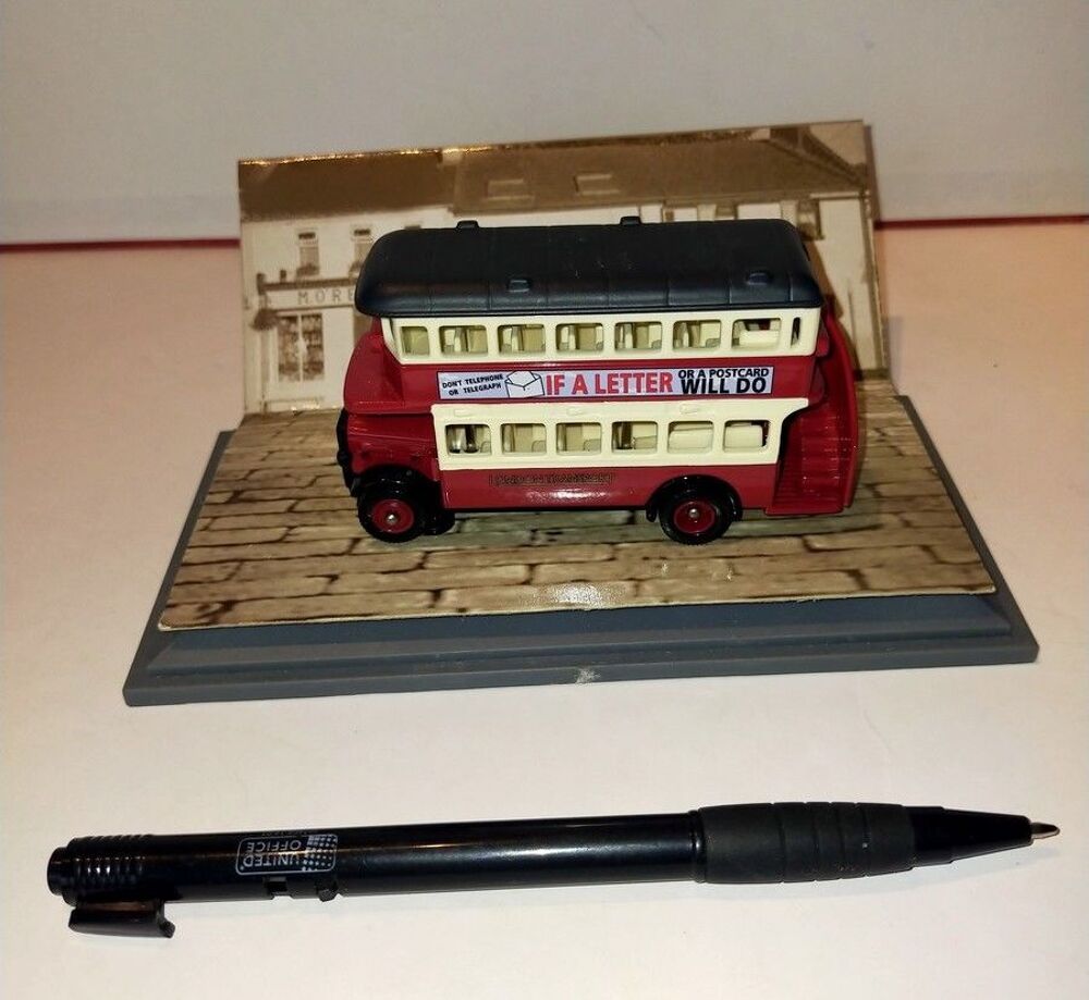 Bus miniature London transport sur socle vintage
Jeux / jouets