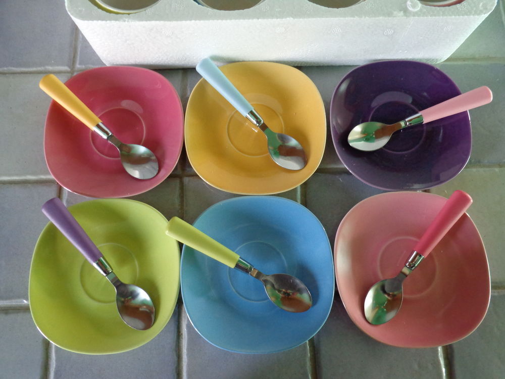 Service a caf&eacute; pour 6 personnes coloris pastels. Cuisine