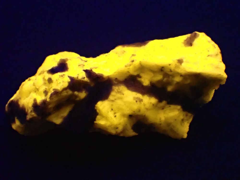 Scapolite ( vive fluorescence sous UV longs ) Qu&eacute;bec 