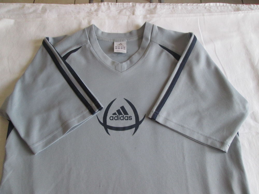 Tee-shirt Adidas Col V taille M Vêtements