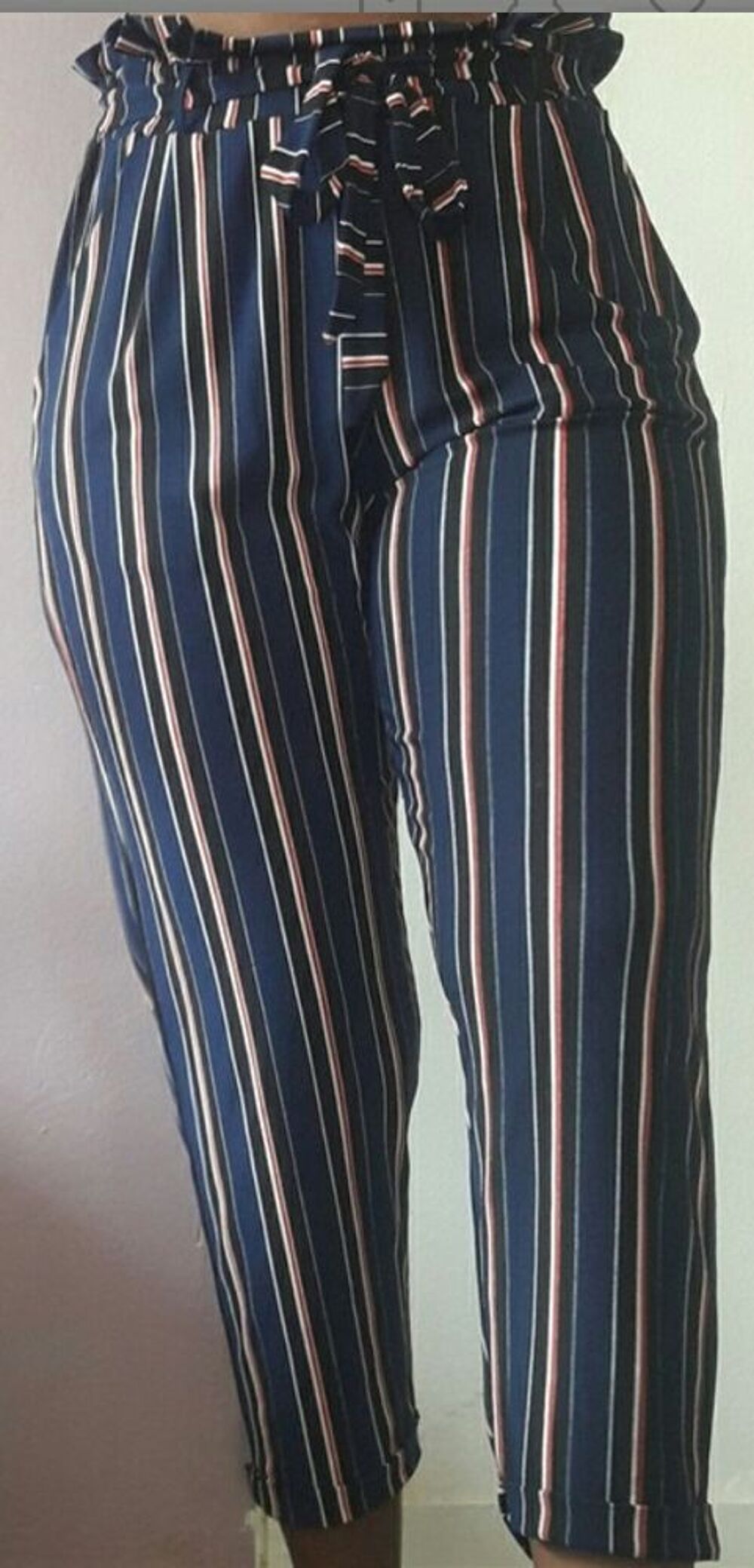 Pantalon fluide jennyfer taille L
Vêtements
