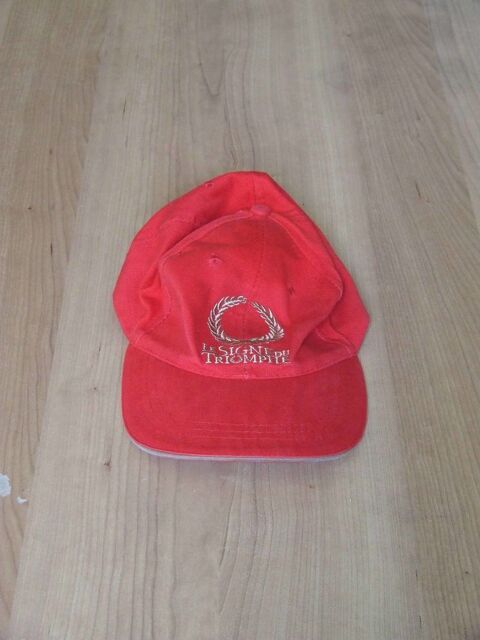 Casquette  �Le signe du triomphe�  LE PUY DU FOU NEUVE 5 Bagnolet (93)