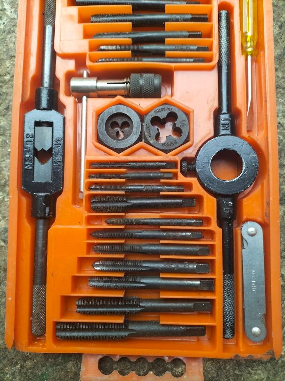 coffret tarauds et fili&egrave;res Bricolage