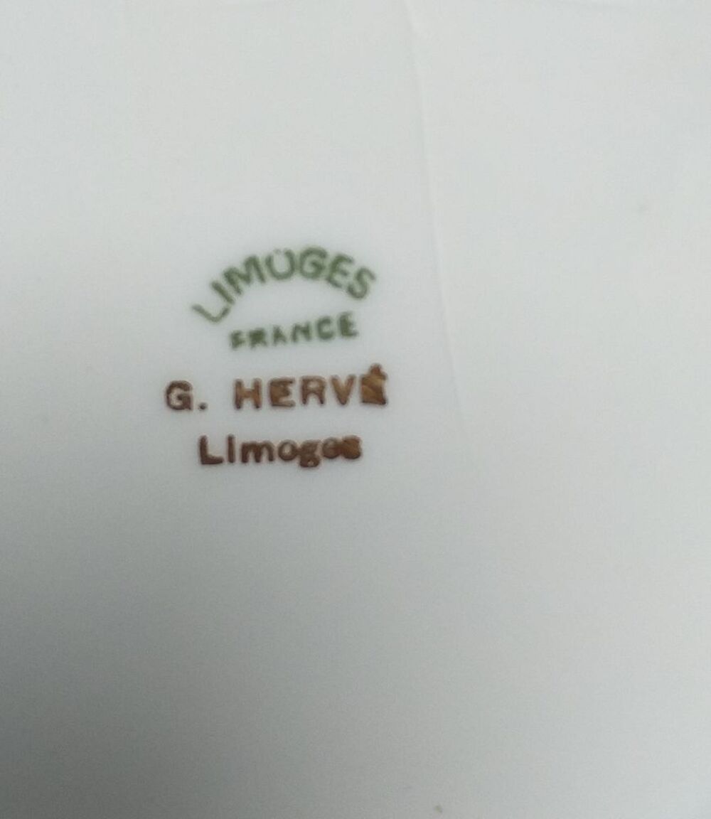 Bonbonni&egrave;re en porcelaine ou pot couvert, HERVE Limoges &agrave; d&eacute;cor de voitures anciennes Décoration