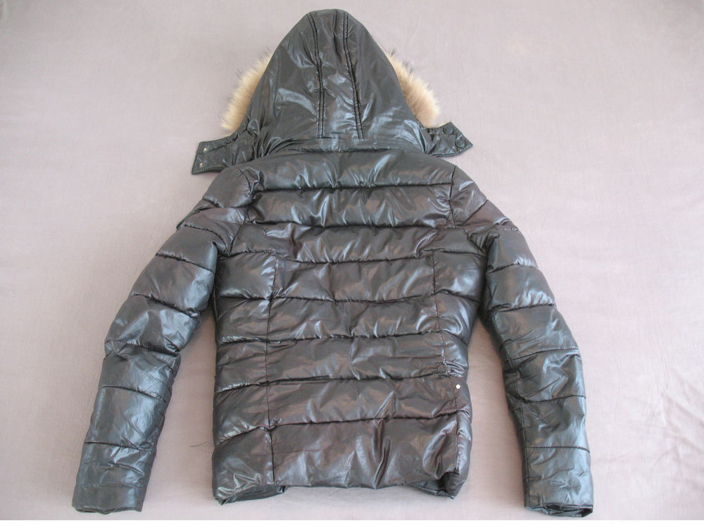 DOUDOUNE KAPORAL TAILLE XS (TAILLE 34)
Vêtements
