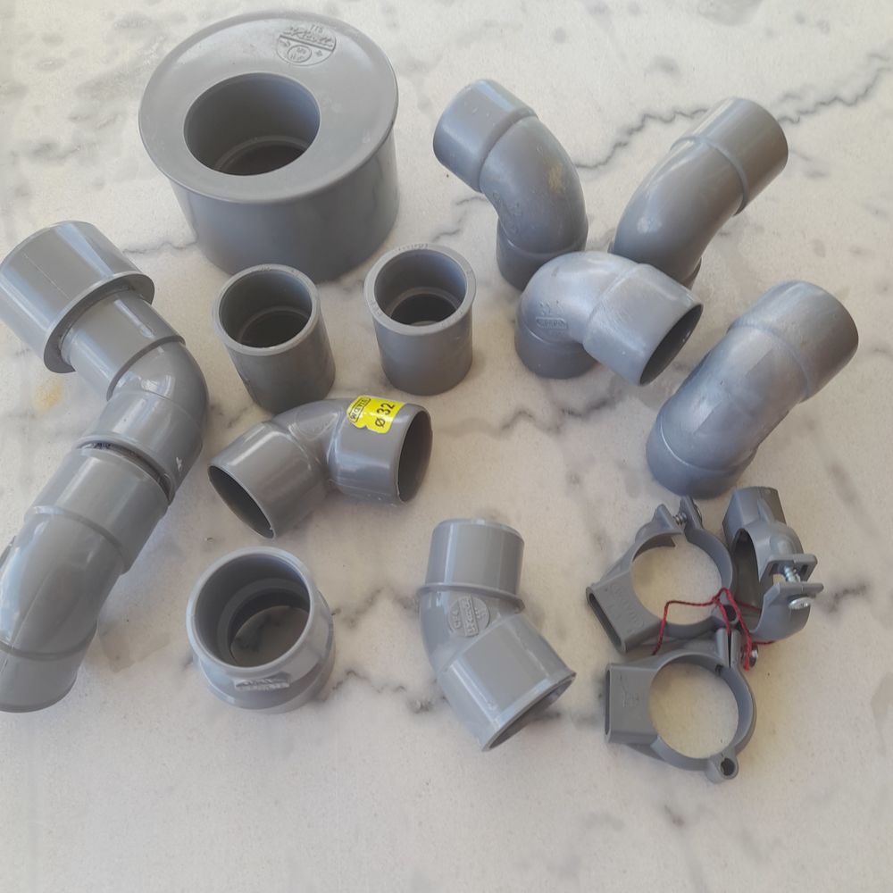 coudes ,rallonges , r&eacute;ductions , colliers en D 32 en PVC.
Bricolage