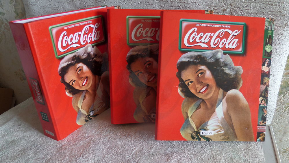 fascicules sur les plaques publicitaires de COCA COLA 
