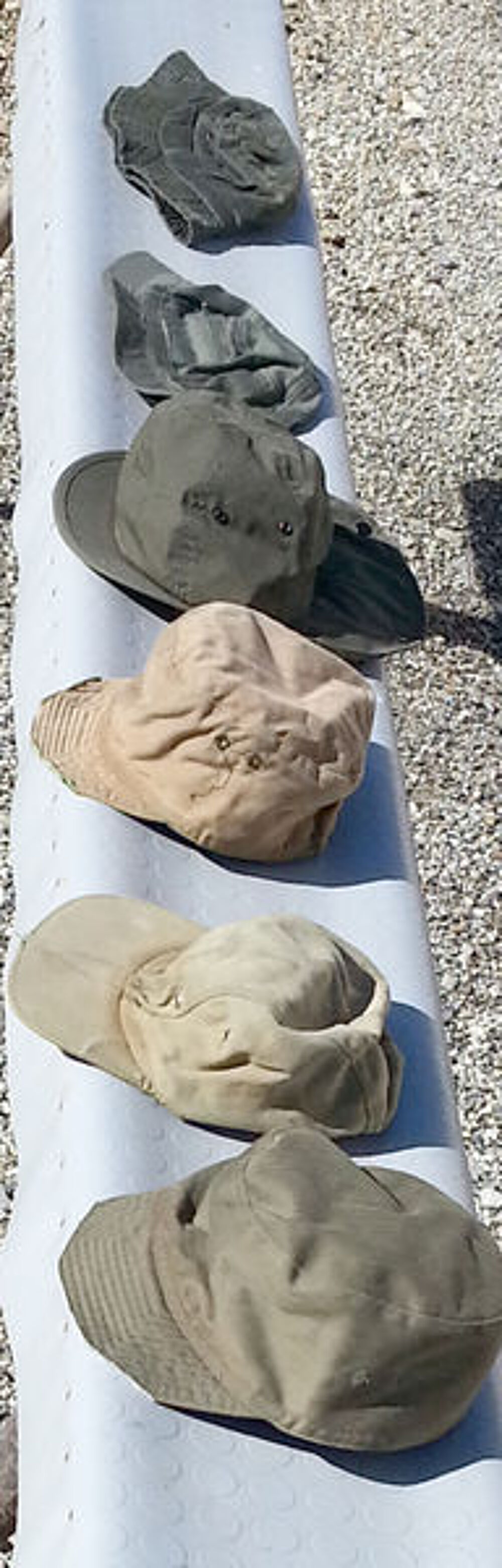 6 Couvres chef vari&eacute;s taille 56 cm en tr&egrave;s bon &eacute;tat Vêtements