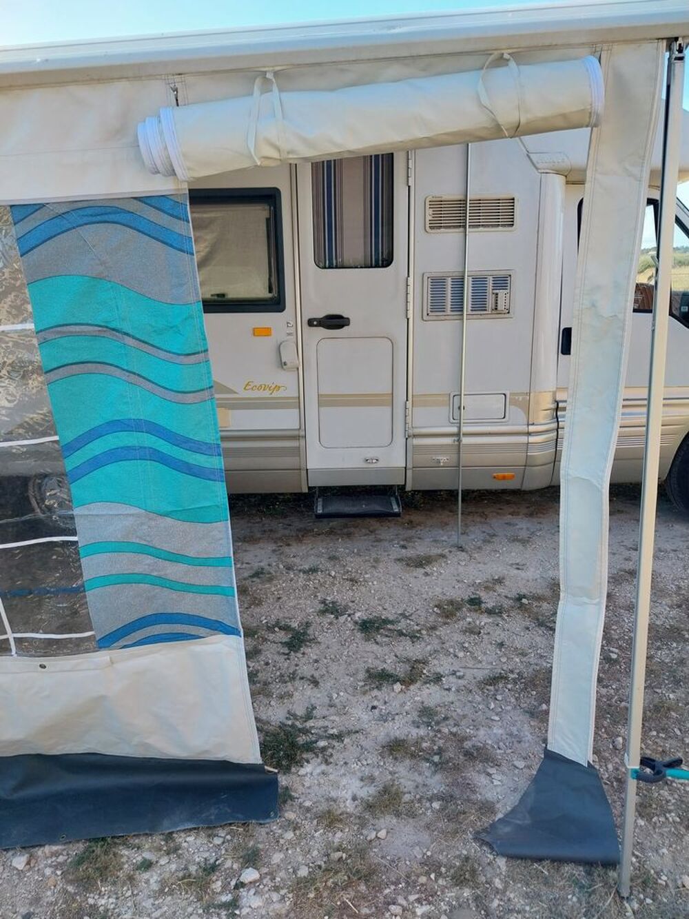 auvent camping car SAFARI ROOM bleu. Jardin