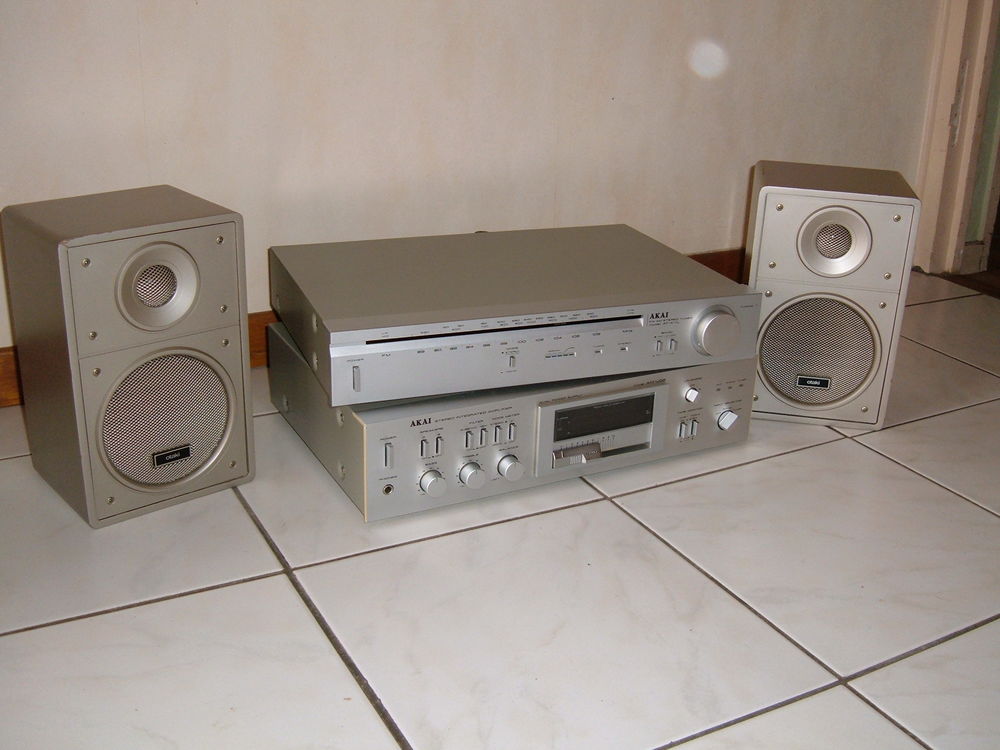 GRUNDIG mod V2000 (vintage 1979) Audio et hifi