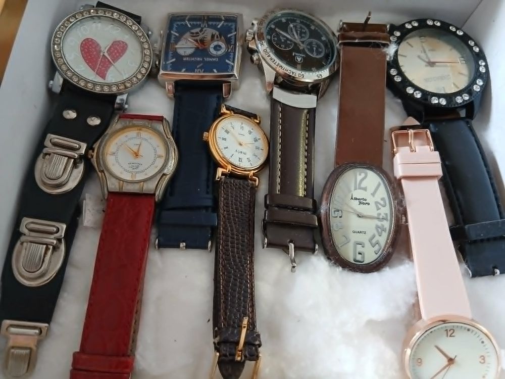  Lot de 20 montres styl&eacute;es diff&eacute;rentes, boite dor&eacute;e N&deg;1469 Bijoux et montres