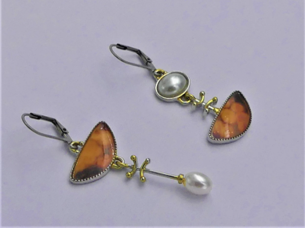 Boucles d'oreilles asym&eacute;triques, laiton &eacute;poxy et perle Bijoux et montres