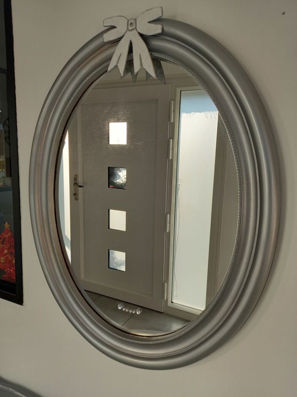 Console de style avec miroir. Meubles