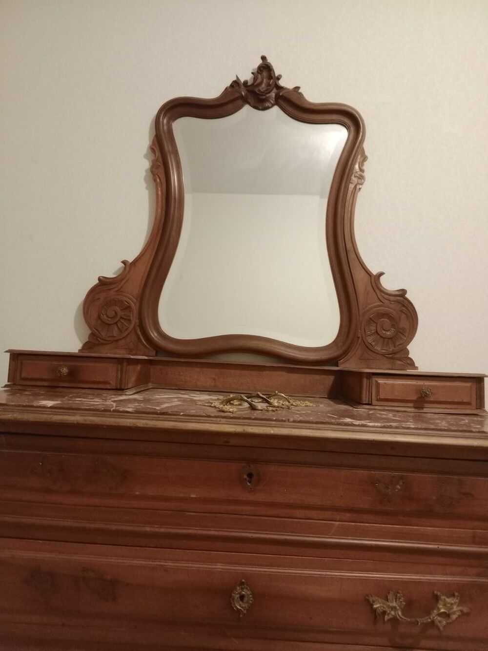 Commode Coiffeuse Louis XV en noyer et dessus marbre 