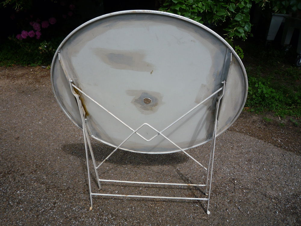 Table de jardin pliante en fer
diam&egrave;tre 97cm
h 72,5cm Meubles