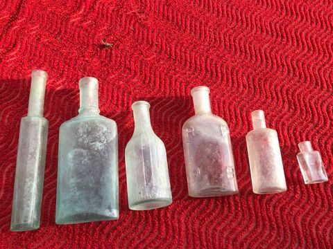 Sept jolies bouteilles anciennes en verre 15 Mottier (38)