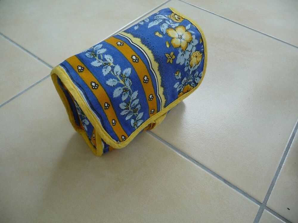 Trousse motifs proven&ccedil;aux bleus et jaune - Neuve Maroquinerie