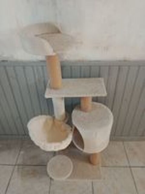   ARBRE A CHAT CASI NEUF 