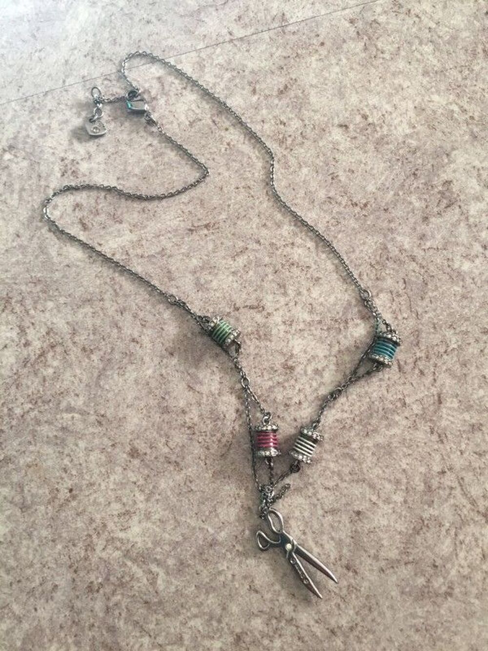 Collier swaroski avec pendentif en bon &eacute;tat mais &agrave; nettoyer Bijoux et montres
