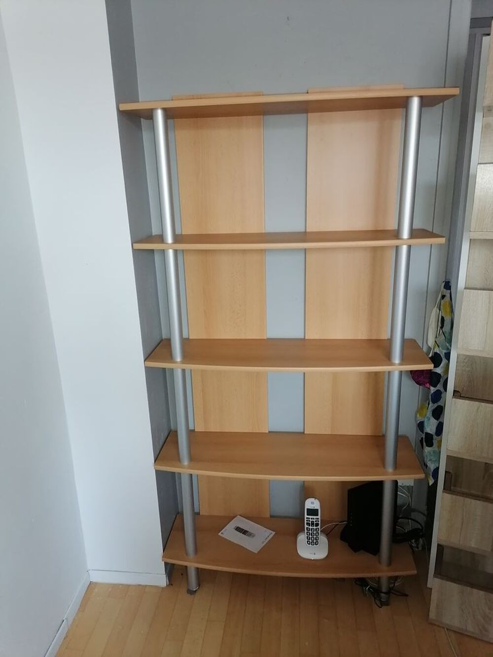BELLE ETAGERE TRES SOLIDE EN BOIS CHENE CLAIR
170X90X26 Décoration