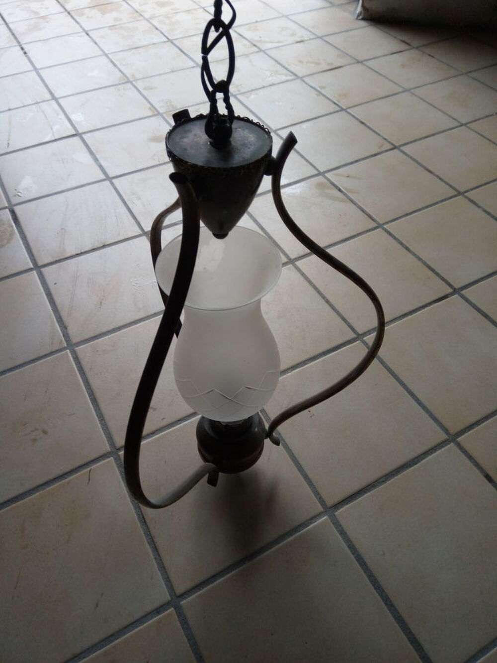 Joli plafonnier m&eacute;tal/verre. Décoration