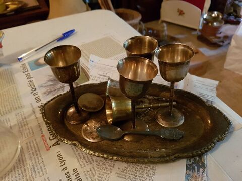 Petit plateau et 6 verres � liqueur, m�tal argent�, vintage 10 Mouxy (73)