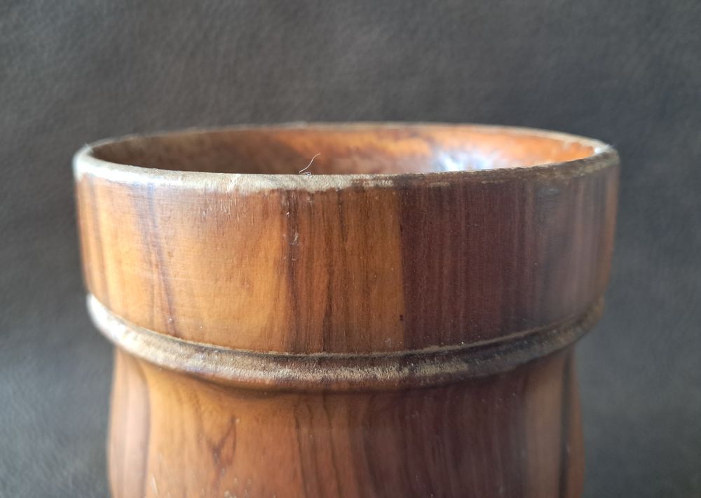 creuset et pilon en bois tourn&eacute; ancien vintage Décoration