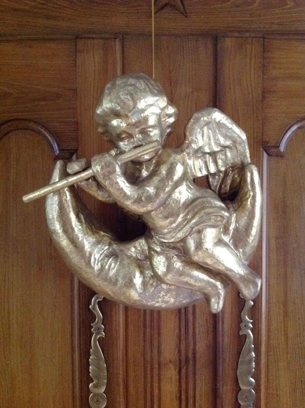 D&eacute;coration de No&euml;l - Angelot ail&eacute; musicien, juch&eacute; sur lune Décoration