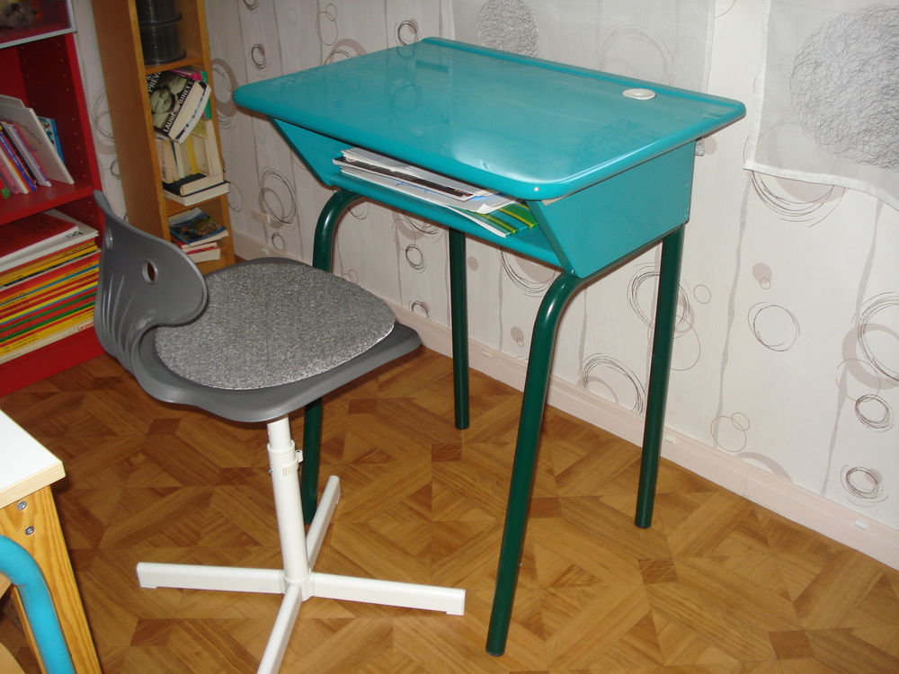 bureau r&eacute;nov&eacute;
plus chaise 
63 cm /40 cm ..H 77 cm Meubles