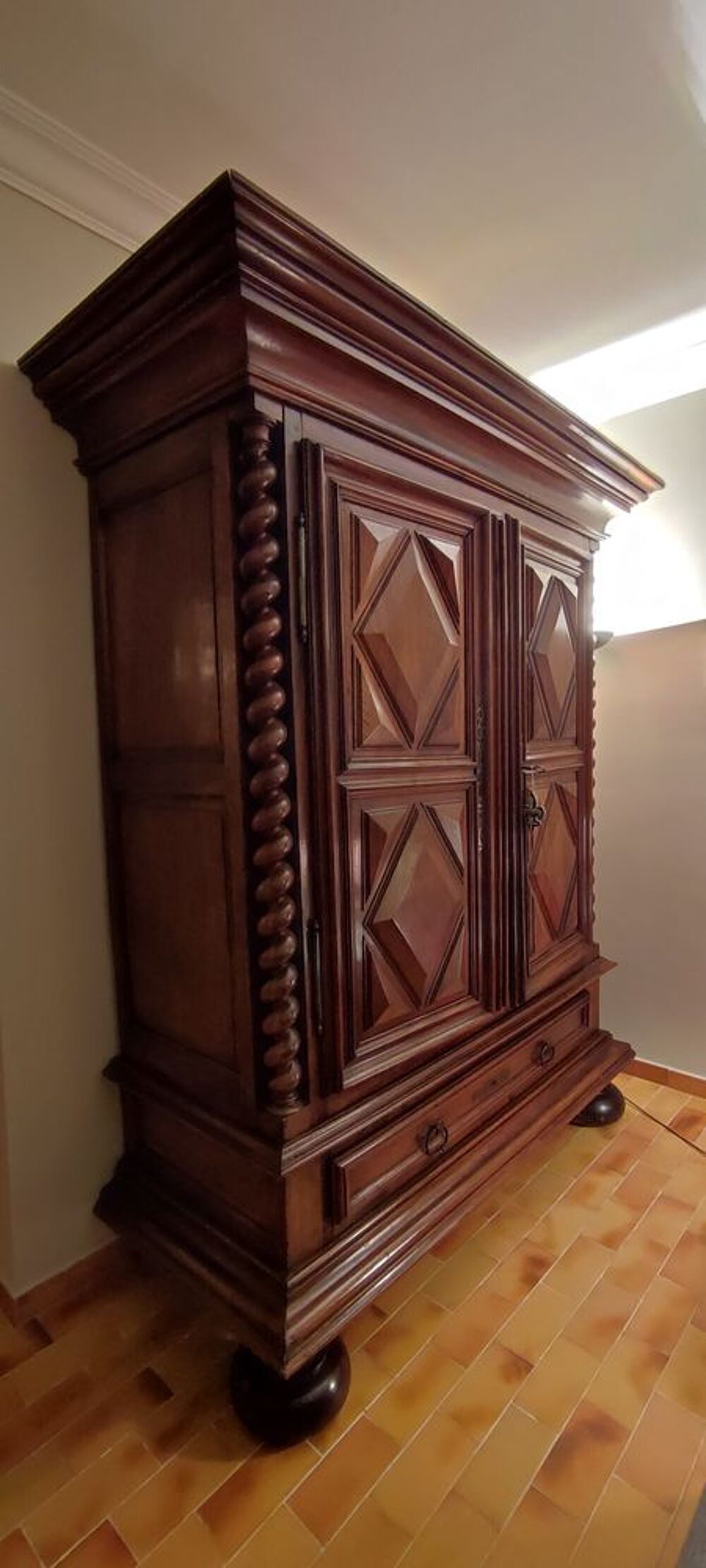 Armoire en noyer Louis XIII d'&eacute;poque Meubles