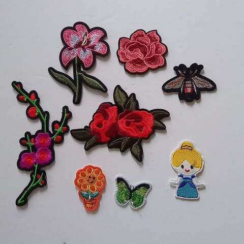 Lot de 3 grands et 5 moyens �cussons thermocollants sur le t 14 Saumur (49)