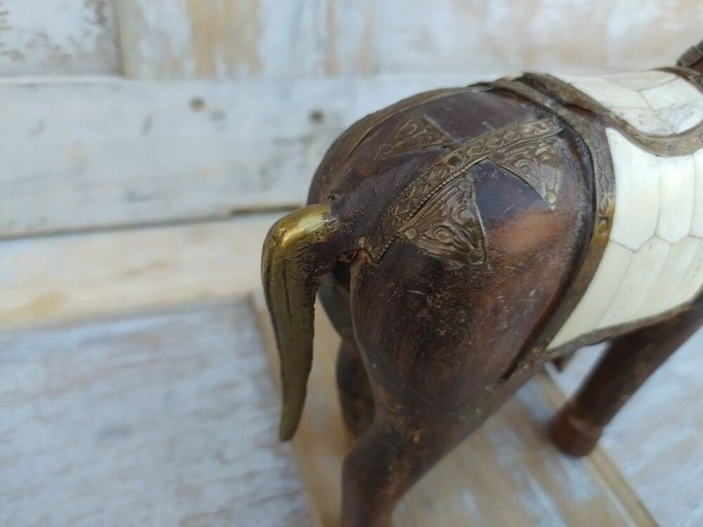 Petit Cheval Oriental Bois Sculpt&eacute; Ornements Laiton et Os 
Décoration