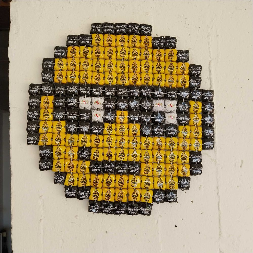 Emoji smiley d&eacute;coration fait &agrave; partir de capsules Coca Cola, Schweppes et Kronenbourg
Dimensions environ 35*36 Décoration