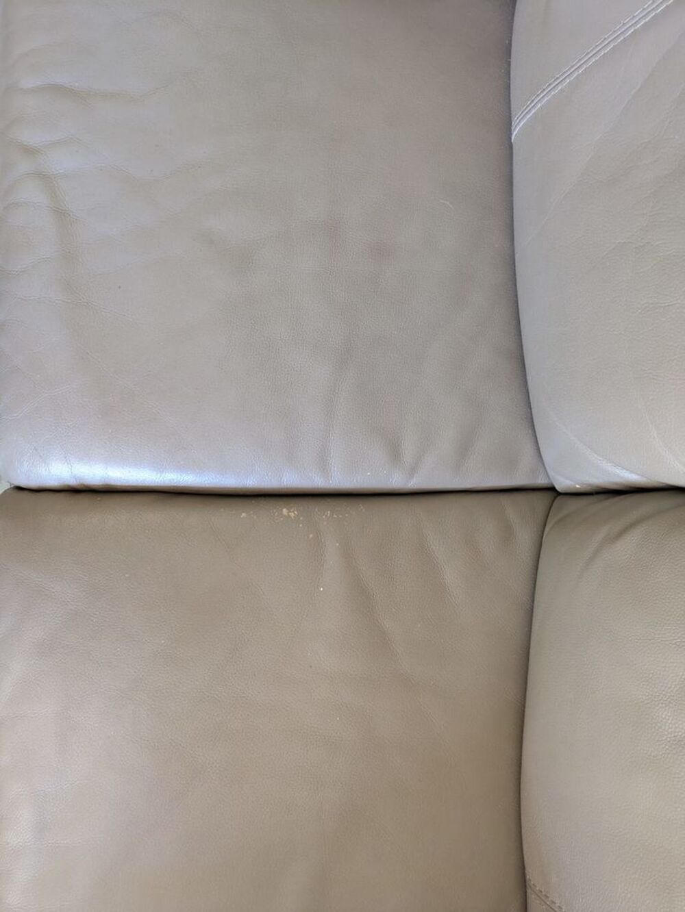 canap&eacute; cuir fixe couleur taupe
Meubles