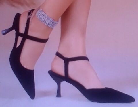 Escarpins noirs � bout pointu et dos ouvert. Neufs. P 40 24 Saint-Marcellin (38)