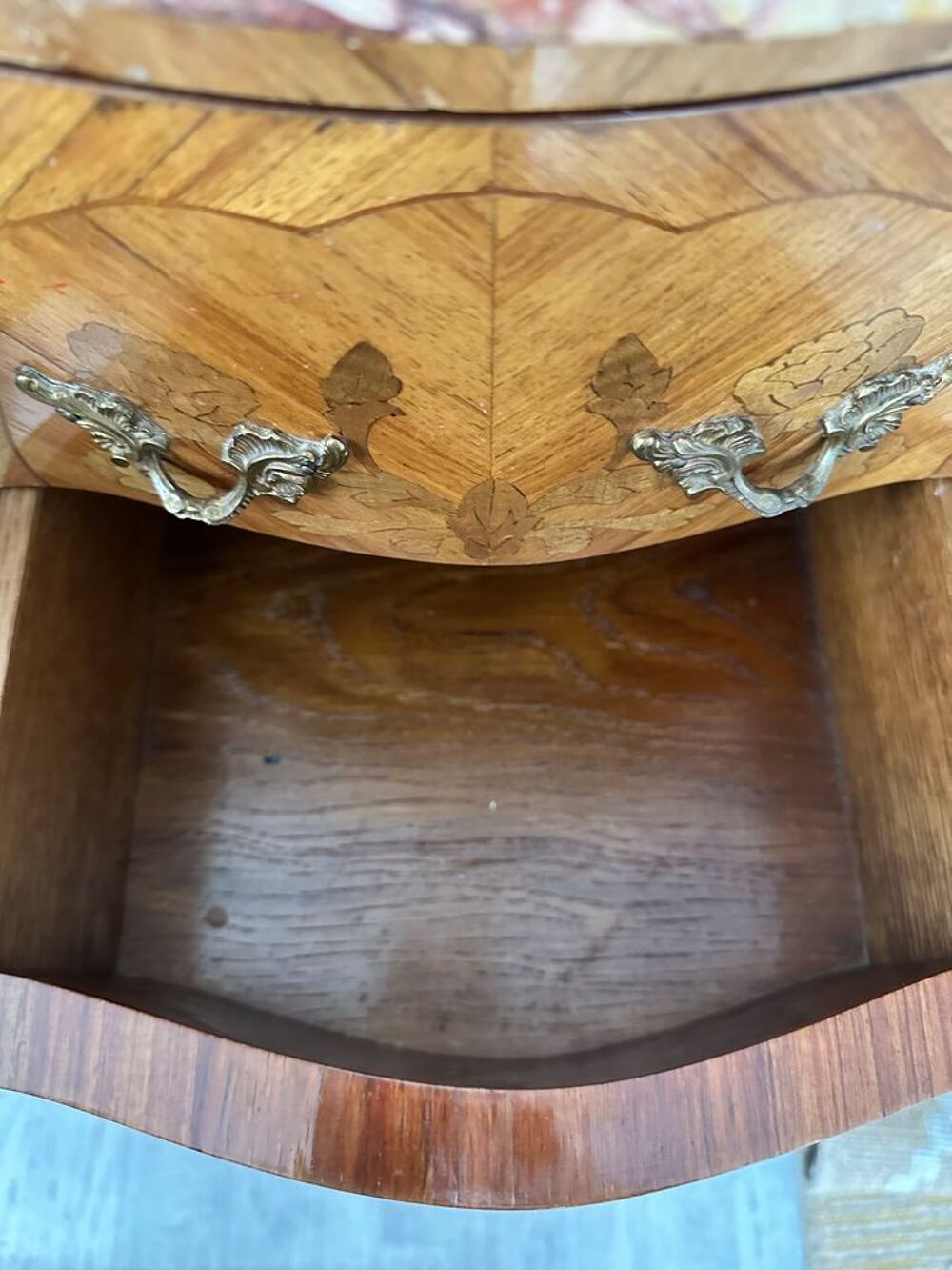 Paire de tables de chevet en marqueterie avec dessus marbre Meubles