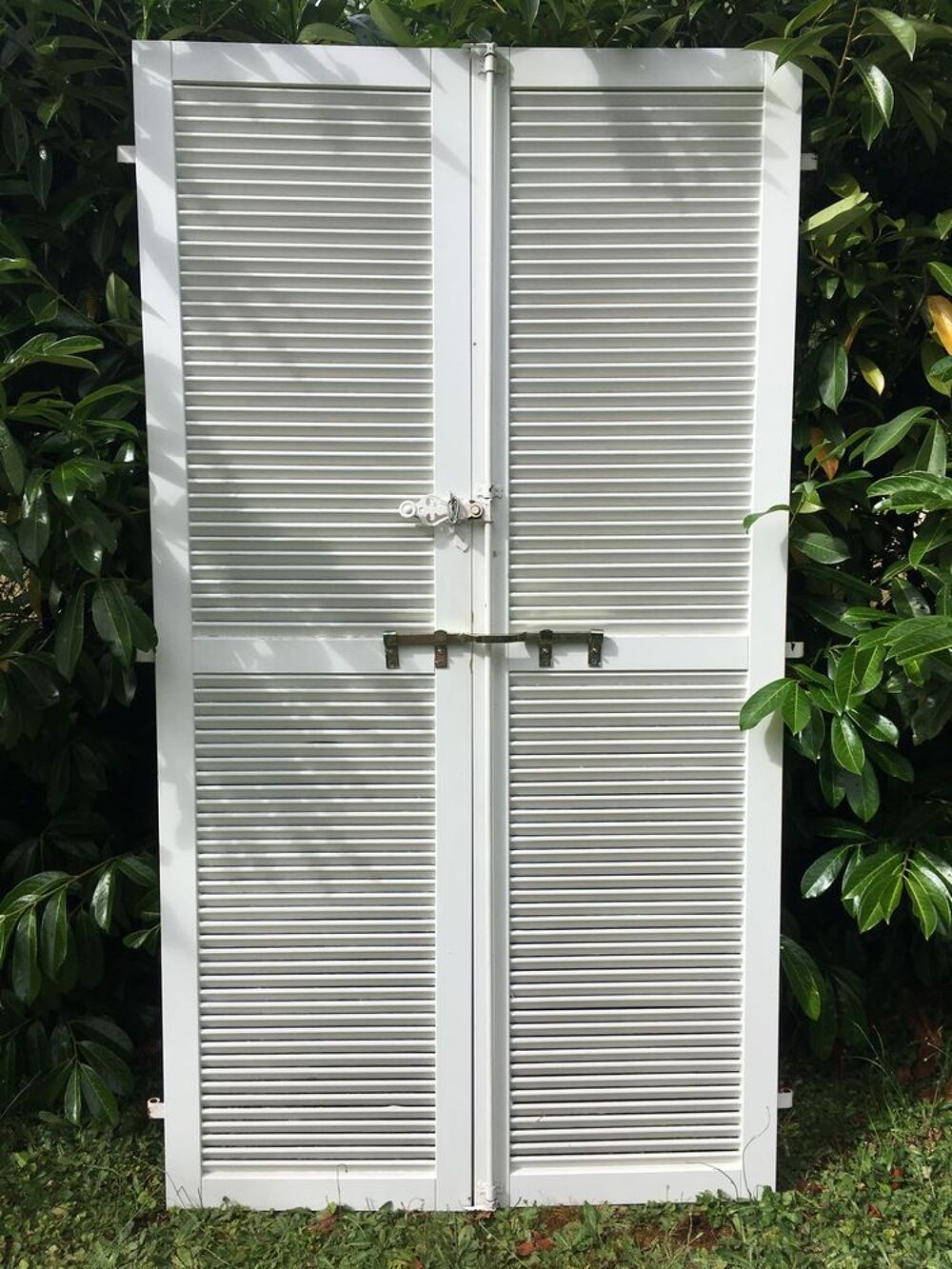 Volets battants persienn&eacute;s bois exotique peint en blanc Bricolage