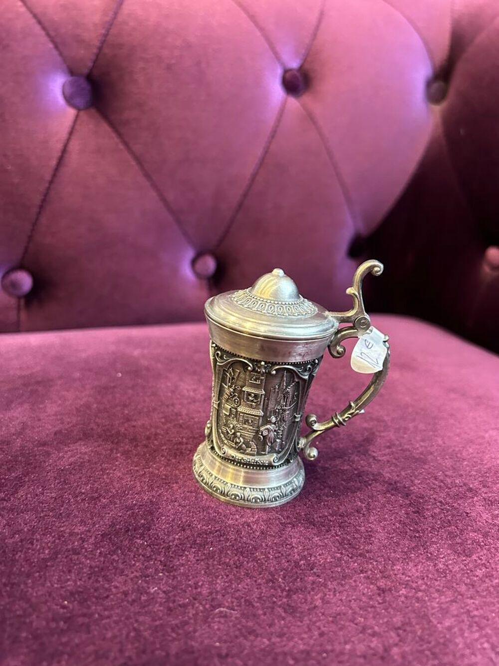 Verre avec poign&eacute;e, couvercle fix&eacute; et gravures 