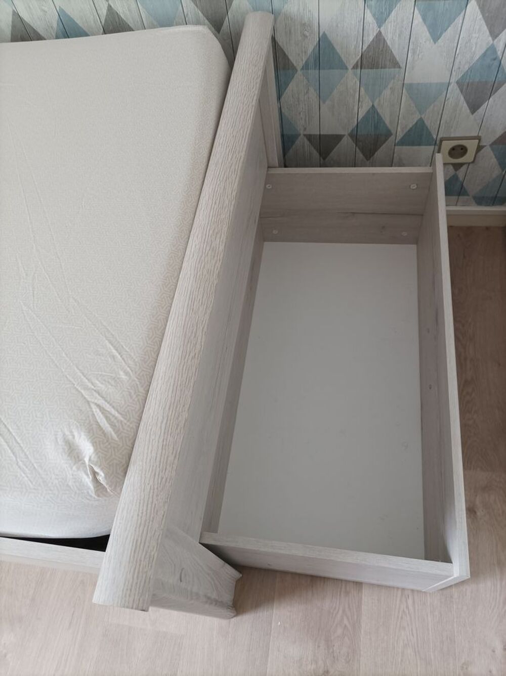 Ensemble ARMOIRE/LIT/SOMMIER /MATELAS/TABLE DE CHEVET Mobilier enfants
