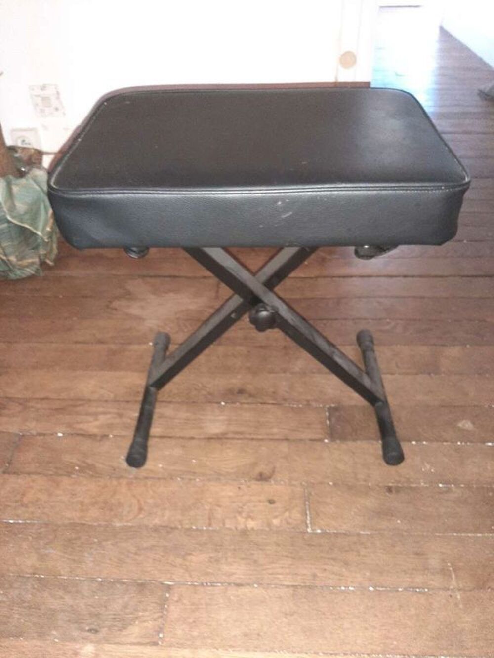 Pied de piano en cuir noir Instruments de musique